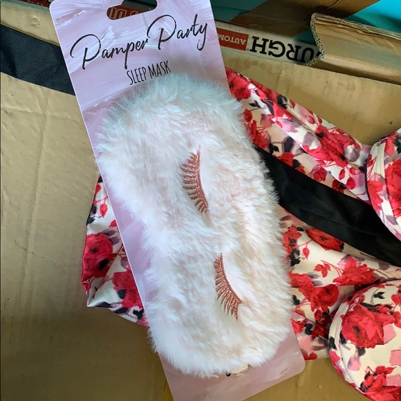 VS Slippers - Picture 2 of 5